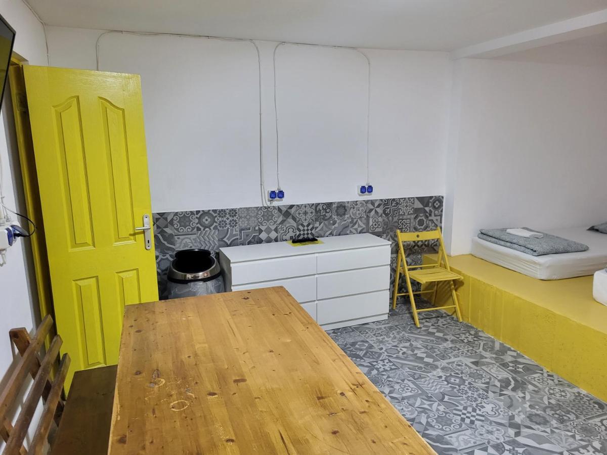 Banat 4 Hostel Bucharest Exterior photo