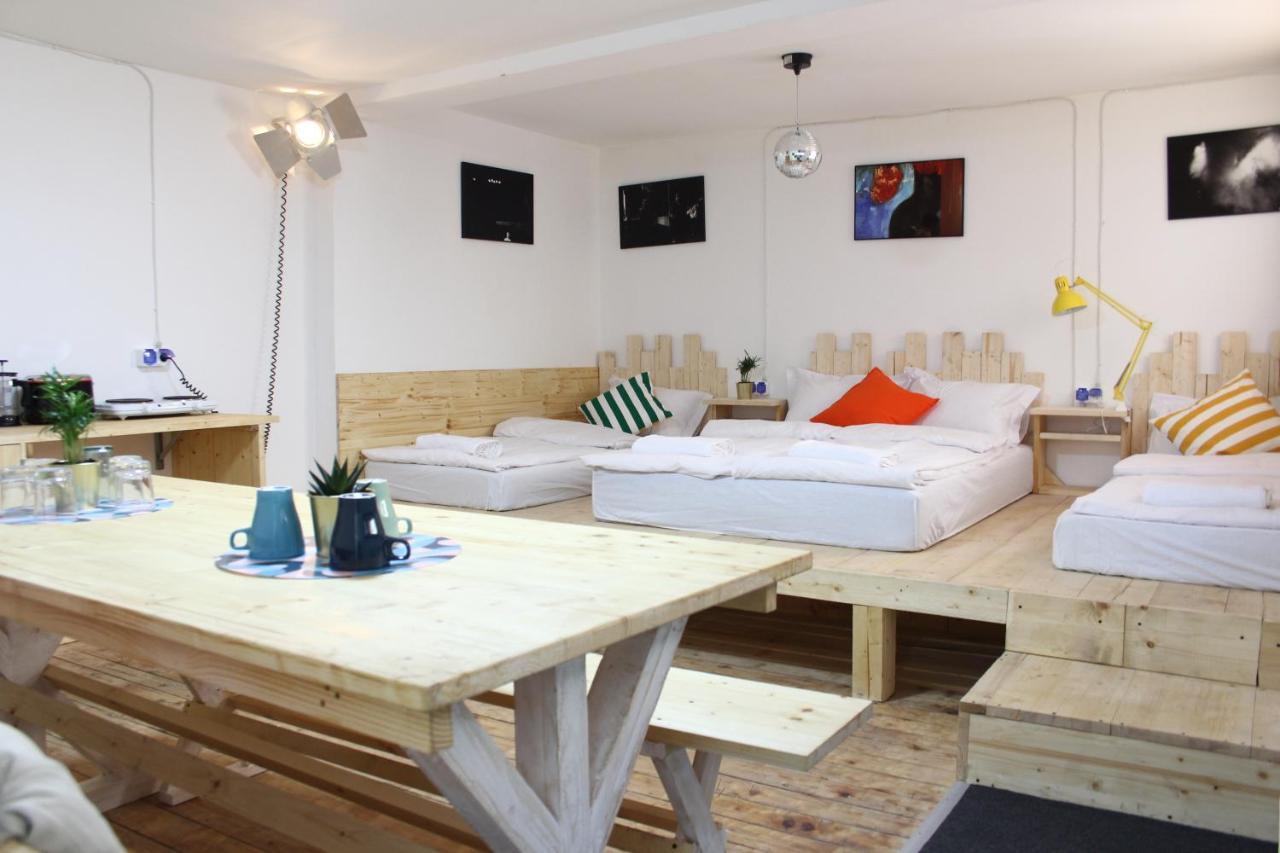 Banat 4 Hostel Bucharest Exterior photo