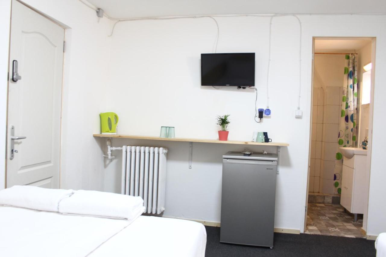 Banat 4 Hostel Bucharest Exterior photo